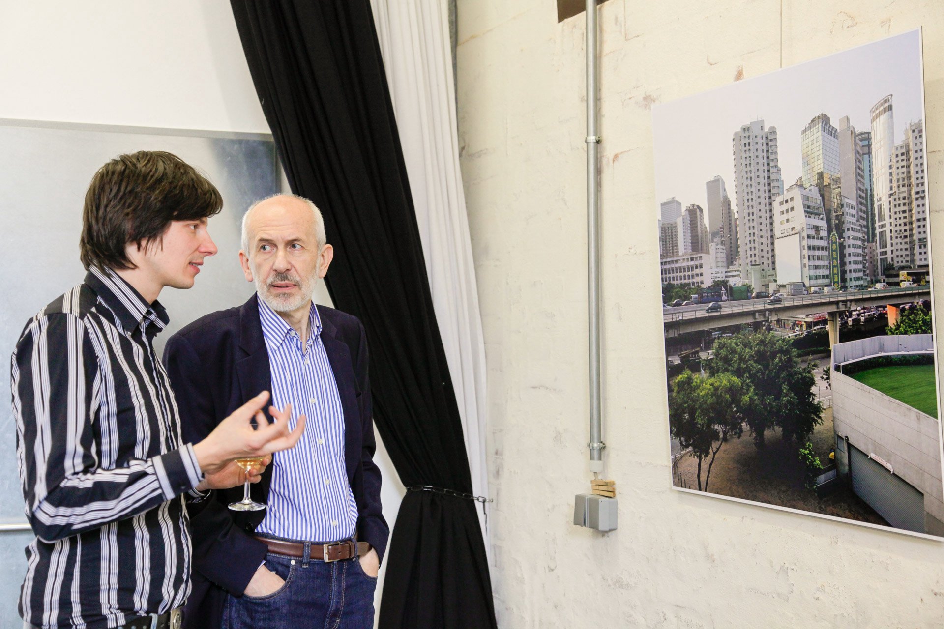 Tobias Vollmer (li.; Vernissage in der schaelpic; Foto: Andrea Otto/AfM)