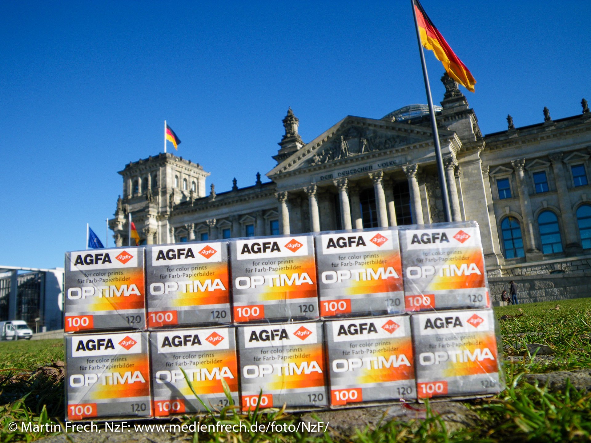 Farbbild: Ein Zehnerpack Agfa Optima 100 liegt auf der Wiese vor dem Reichstagsgebäude in Berlin (Foto: Martin Frech, 11/2008)