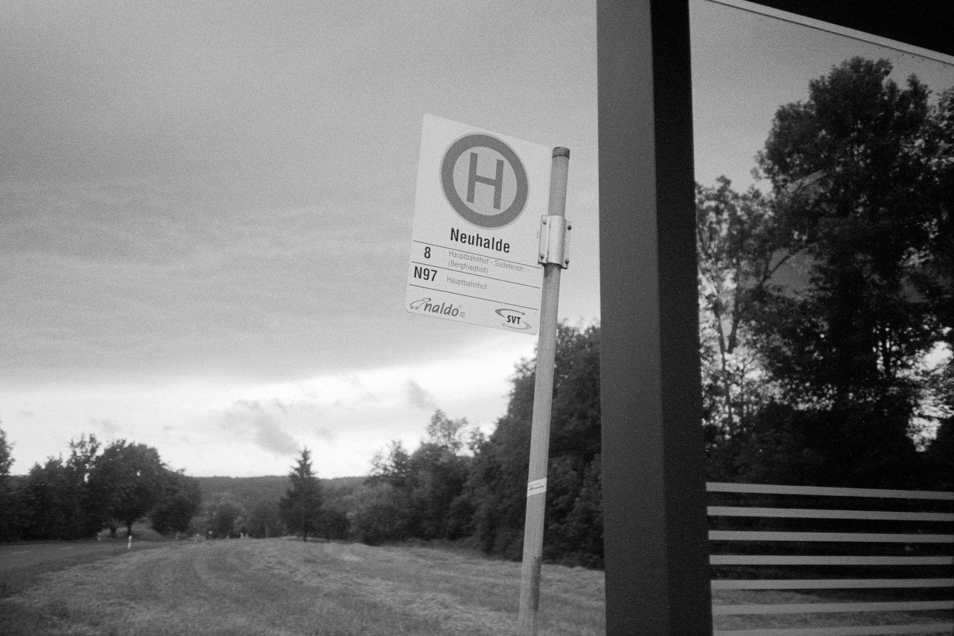 Schwarzweißbild: Bushaltestellenschild (Foto: Martin Frech, 8/2013)