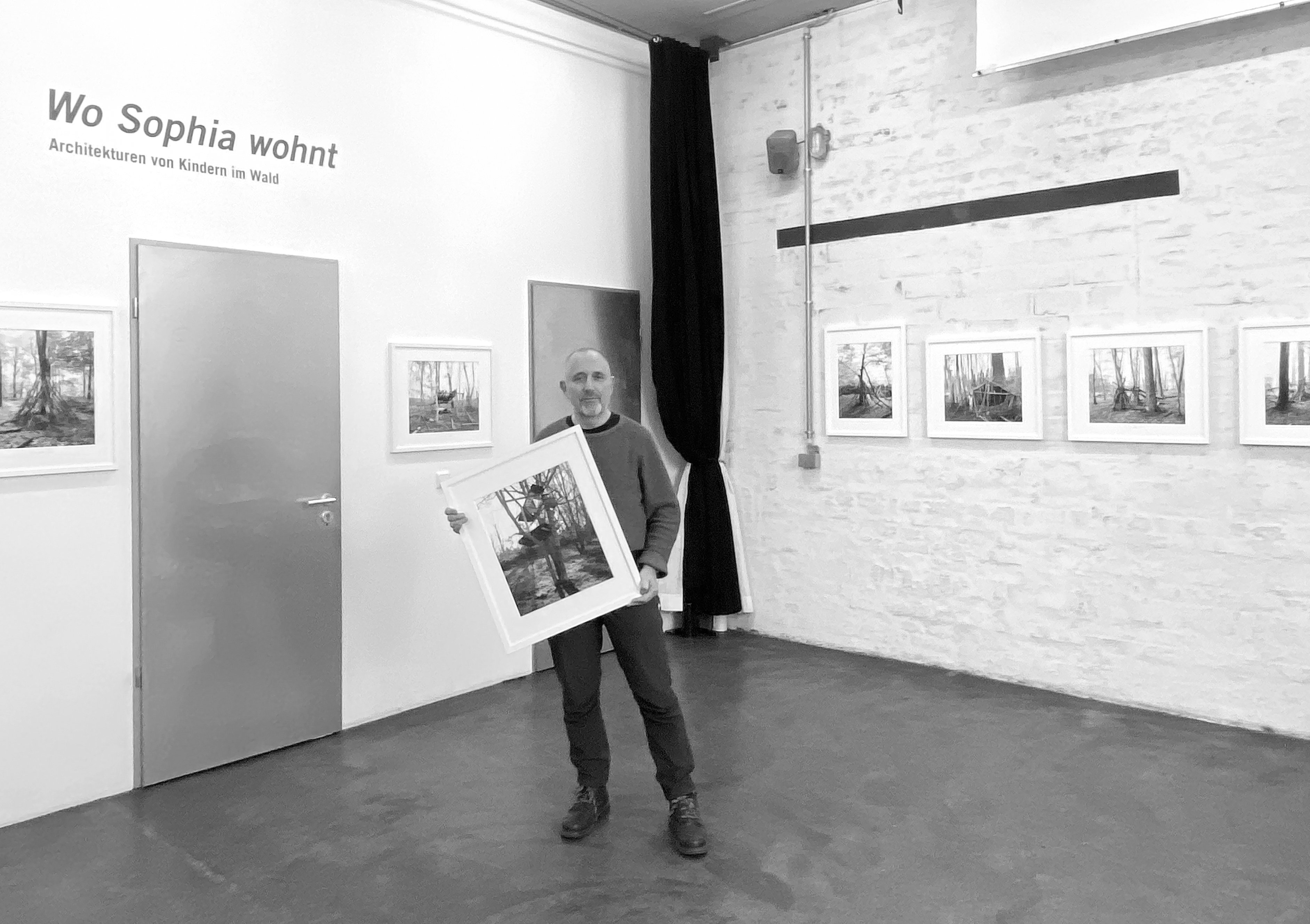 Tobias D. Kern in seiner Ausstellung (Foto: Claudia Maas, 11/2024)