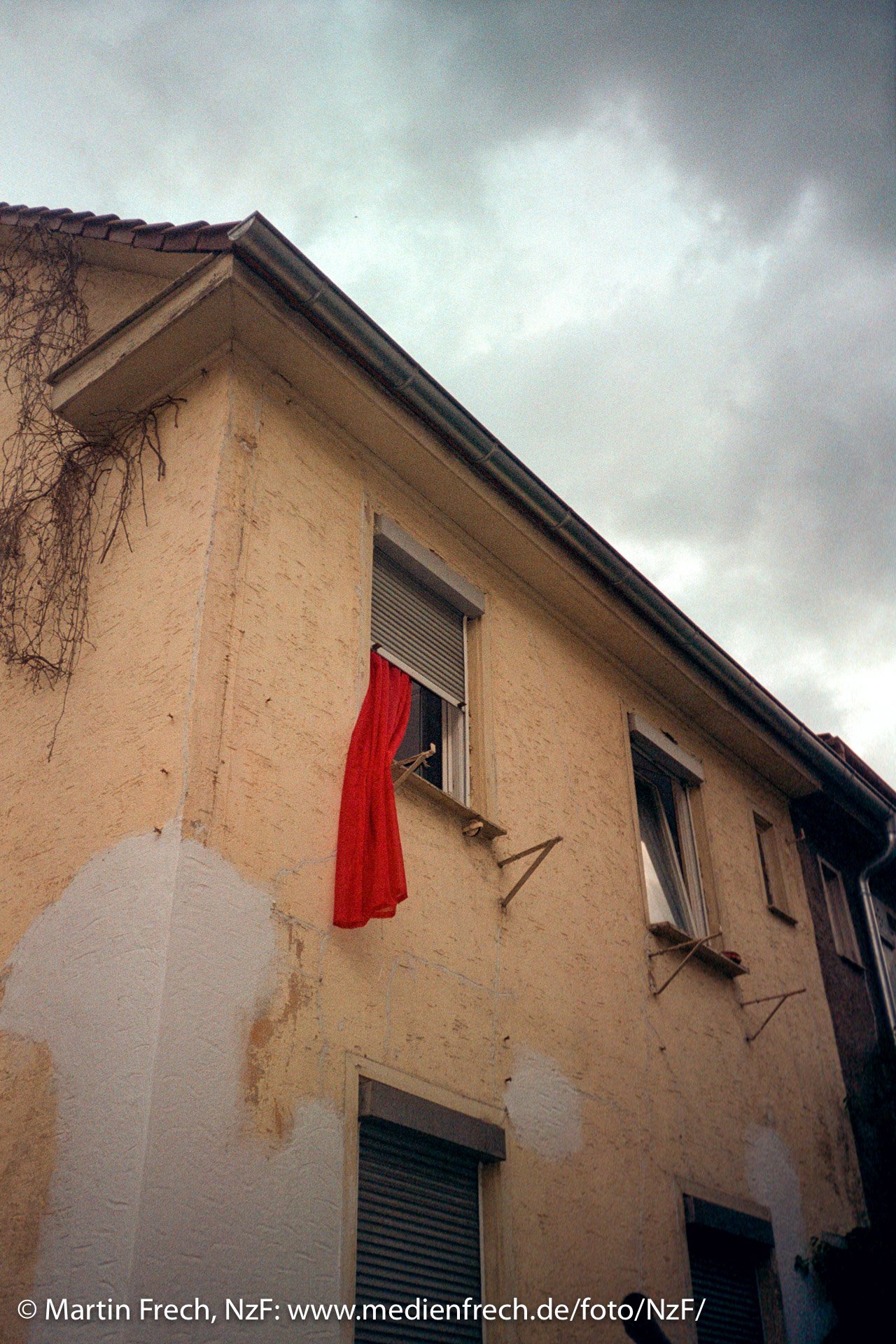 Vorhang (Kamera: Yashica T5 (Kyocera, ca. 1995); Film: Kodak Farbwelt 200) (Foto: Martin Frech)