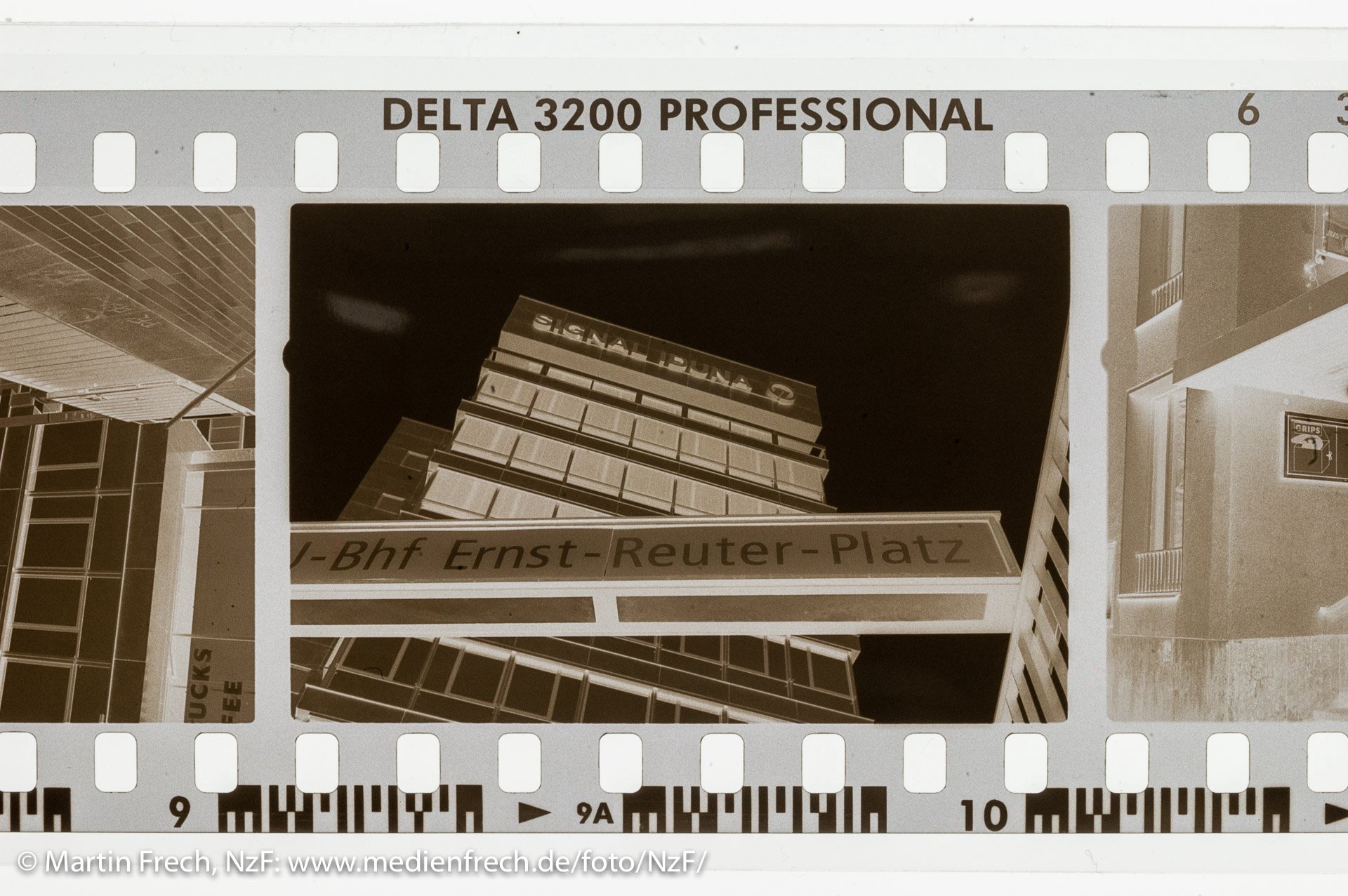 Ein Ausschnitt eines in Tanol entwickelten Negativstreifens Ilford Delta 3200 Prof. auf der Leuchtplatte. Das Negativ zeigt die Sicht auf ein Hochhaus aus dem U-Bahn-Aufgang Ernst-Reuter-Platz (Berlin). (Foto: Martin Frech, 12/2007)