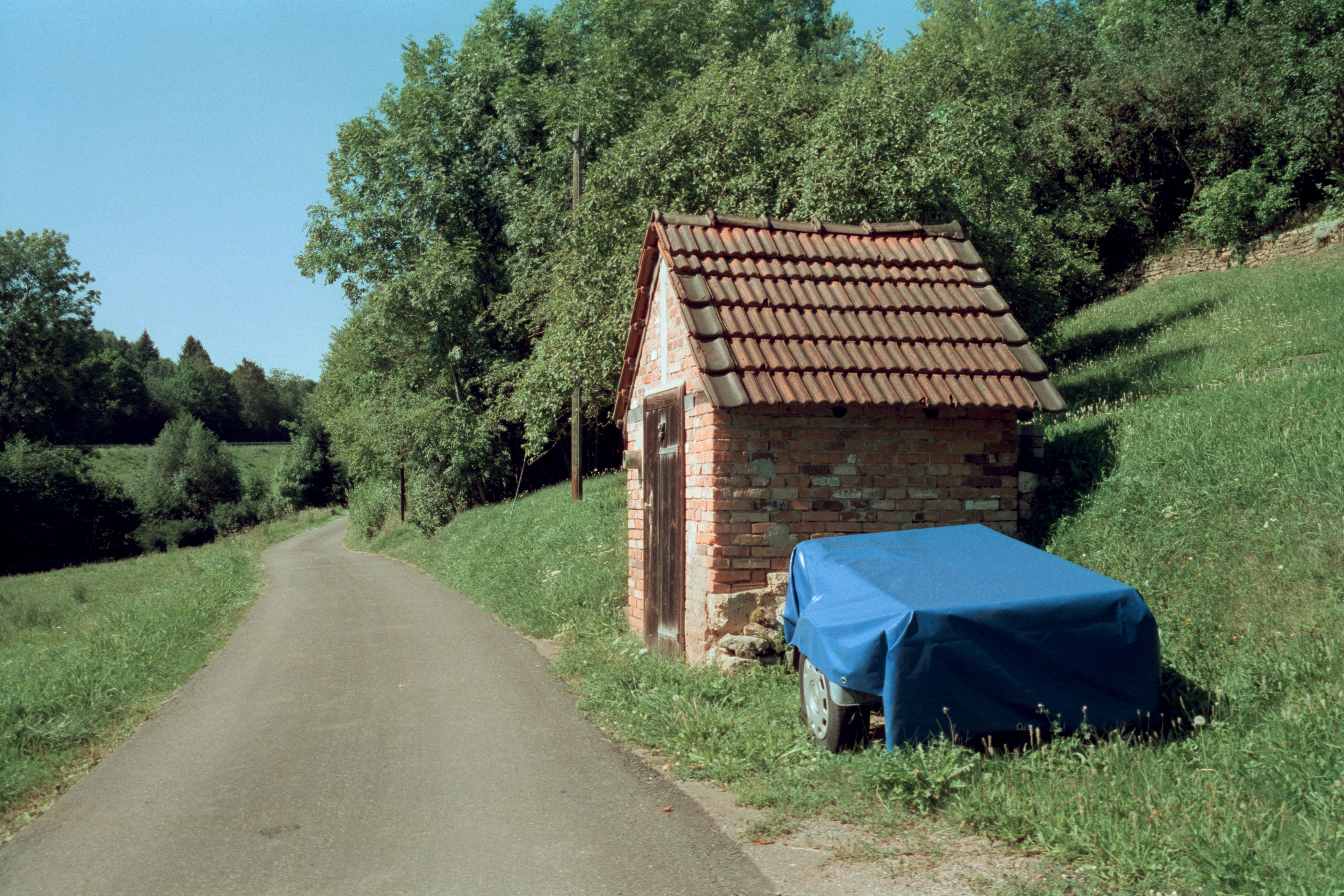 Brunnenhäuschen; Scan von KB-CineStill 50D, in C-41 (Foto: Martin Frech, 8/2017)