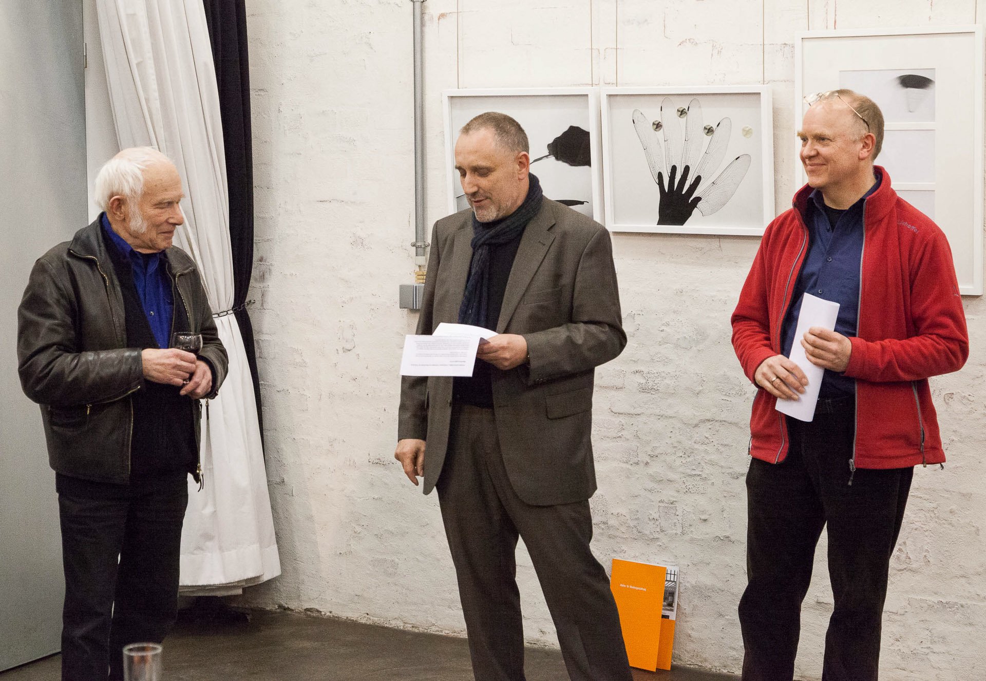 <PDB klaus-kuester />, <PDB tobias-d-kern />, <PDB martin-frech /> (<k:nowrap>v. li.<k:nowrap>) | Vernissage <PDB klaus-kuester />; schaelpic photokunstbar (Foto: Enrico Bollen)