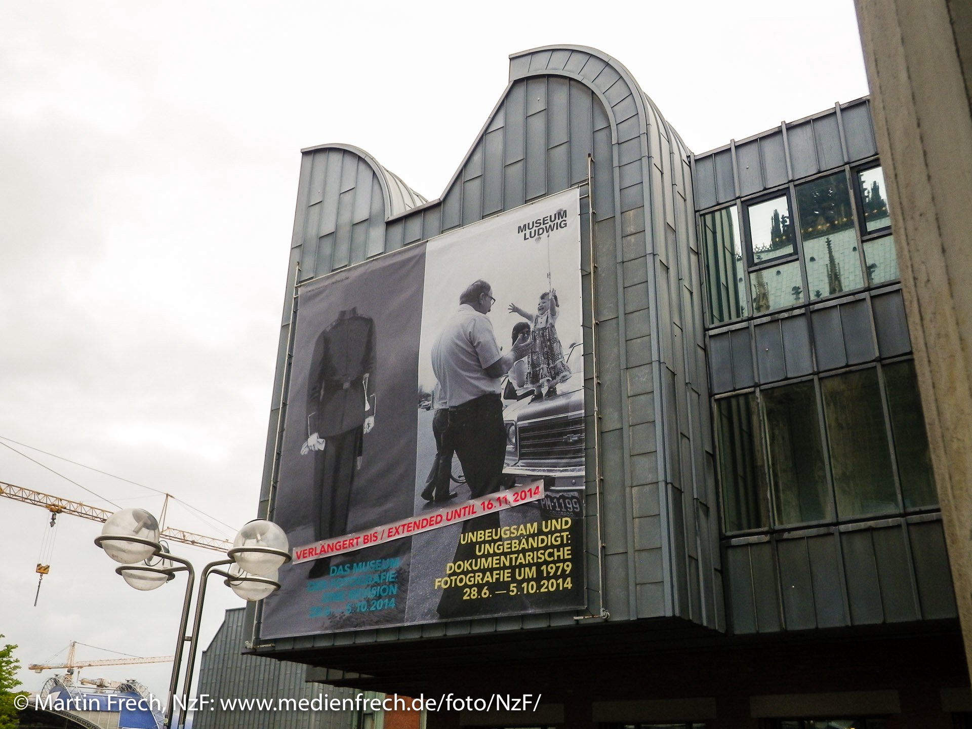 Ausstellungsplakat zur Ausstellung ›Dokumentarische Fotografie um 1979‹ an der Außenfassade des Museum Ludwig in Köln. (Foto: Martin Frech, 9/2014)