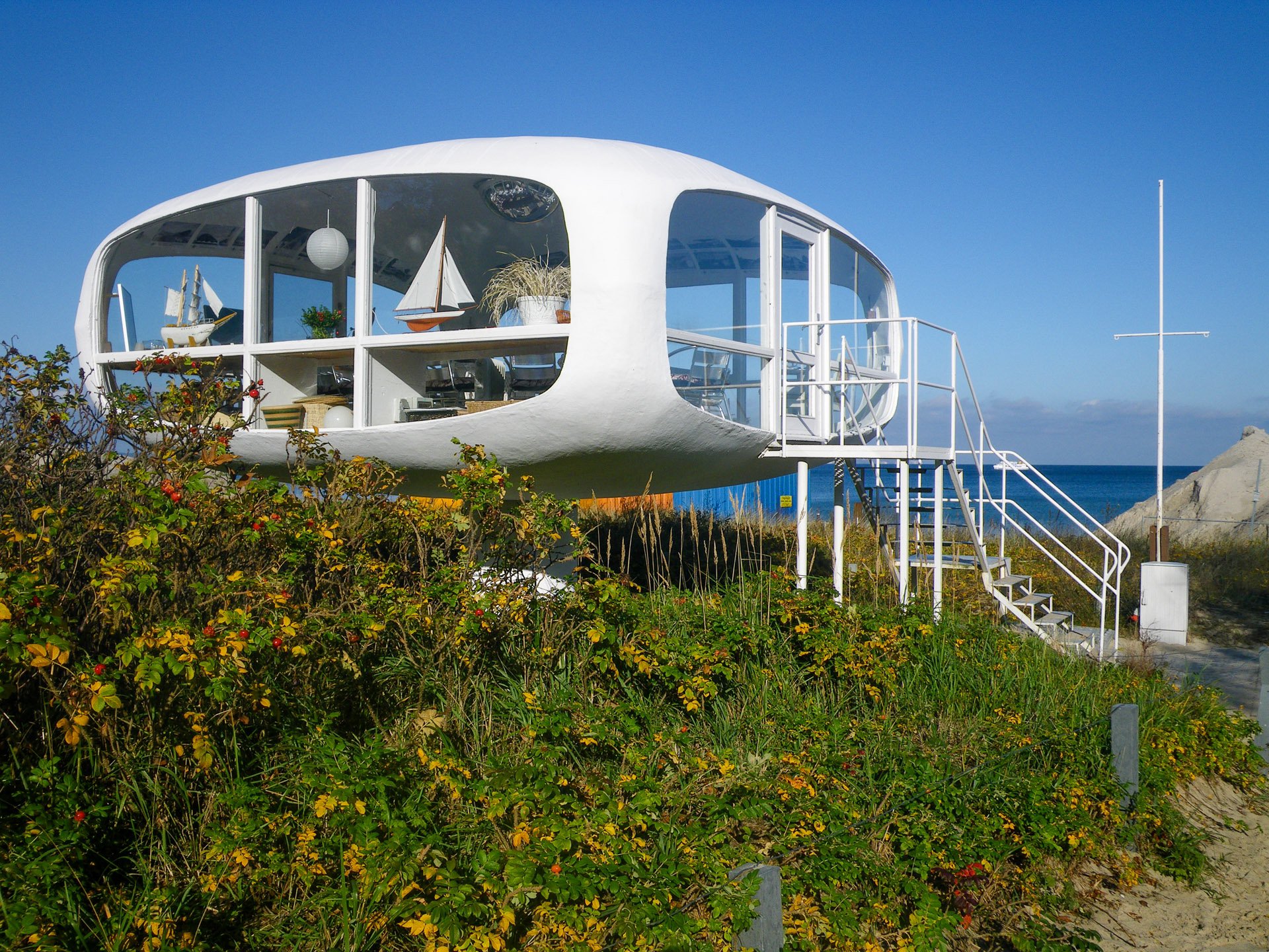 Farbbild: Der Rettungsturm 2 am Strand von Binz (Foto: Martin Frech, 10/2008)