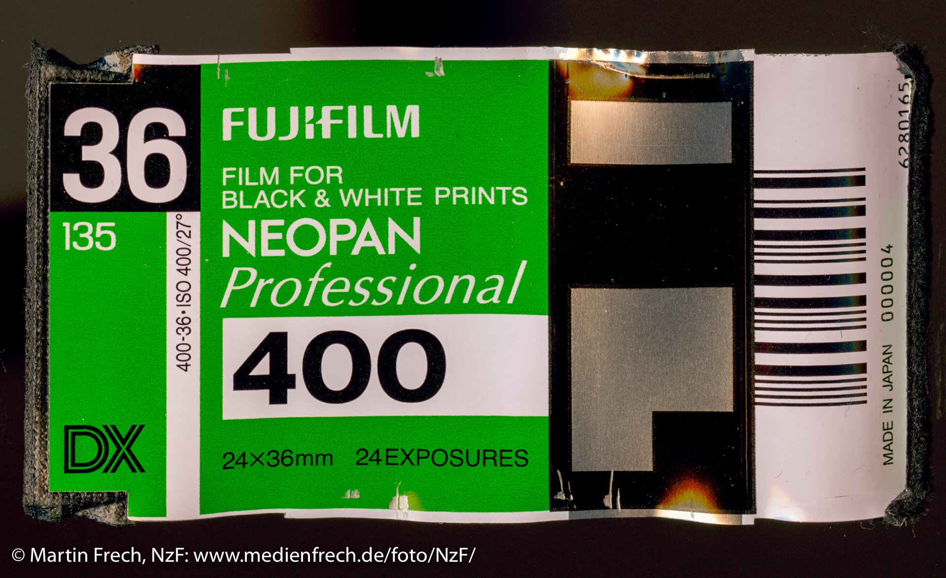 aufgebogener Filmcontainer für Fujifilm Neopan 400 (36er) mit der Aufschrift ›24 Exposures‹ (Foto: Martin Frech, 2008)