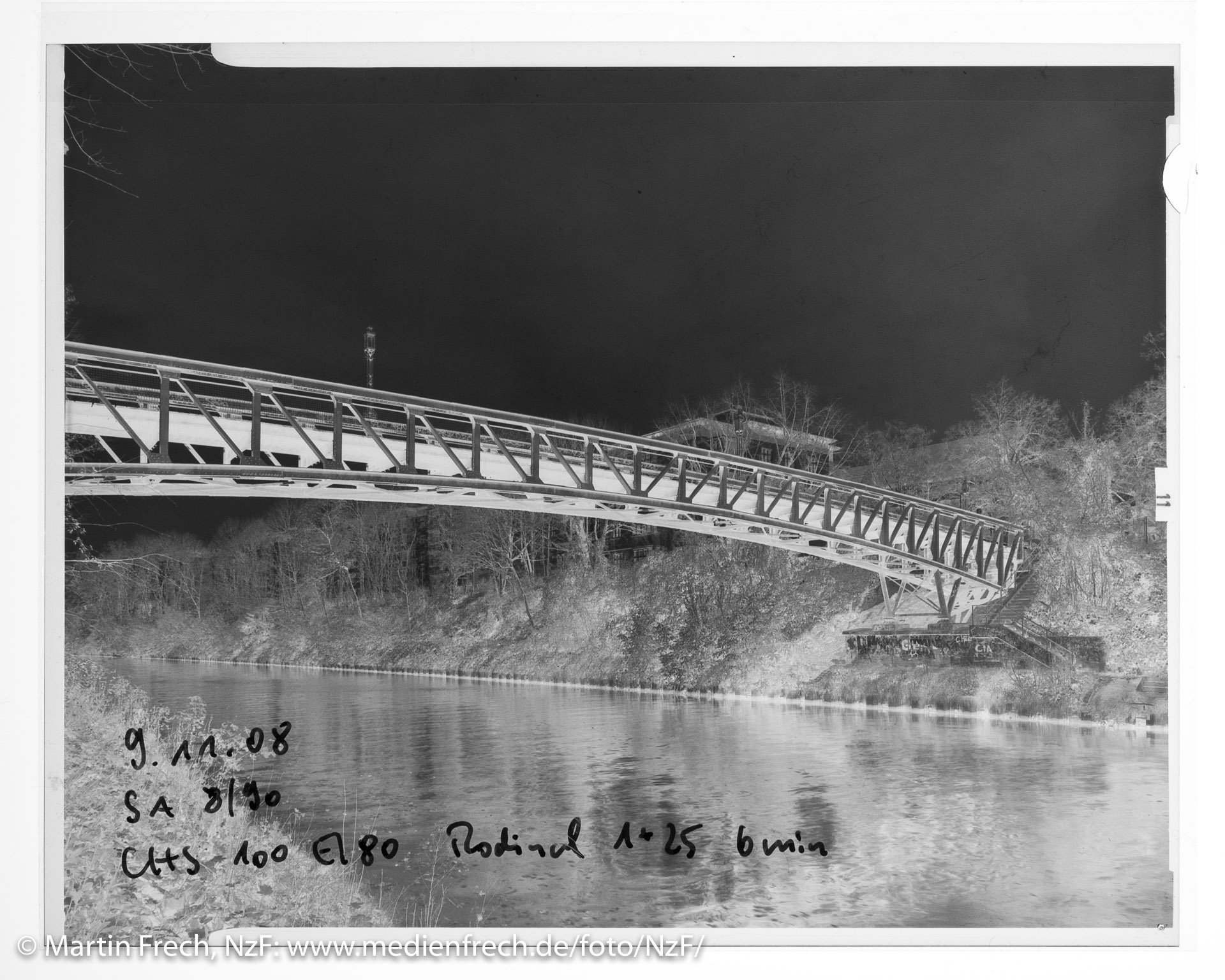 Schwarzweißbild: Planfilmnegativ auf Leuchtplatte. Motiv: Edenkobener Steg, Berlin (Foto: Martin Frech, 11/2008)