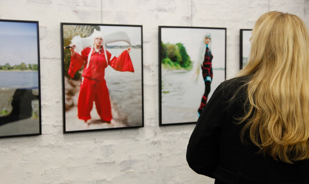 Besucherin vor Krauses Bildern | Vernissage Jürgen H. Krause; schaelpic photokunstbar (Foto: AfM)