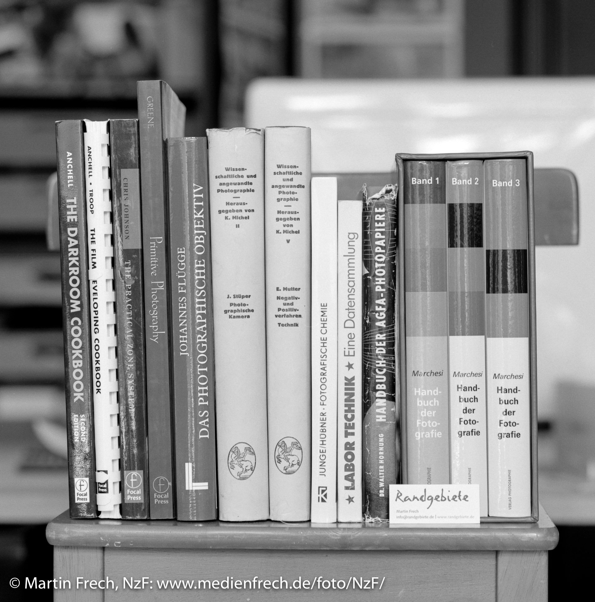 Mehrere Bücher zu fototechnischen Themen nebeneinander auf eiem Stuhl (Schwarzweißbild) (Foto: Martin Frech, 9/2007)