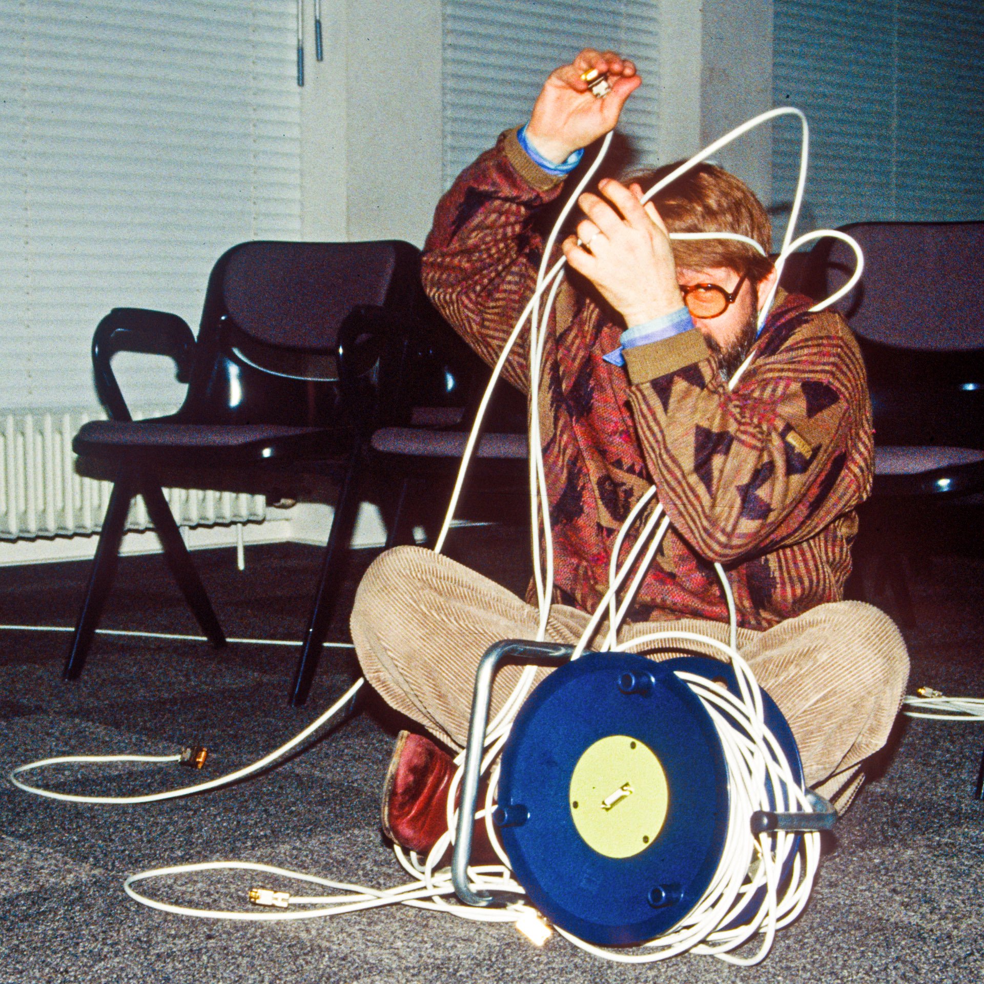 Peter Krieg beim Aufbau des interaktiven Kinos (ELVIS) (Foto: Martin Frech, 3/1991)