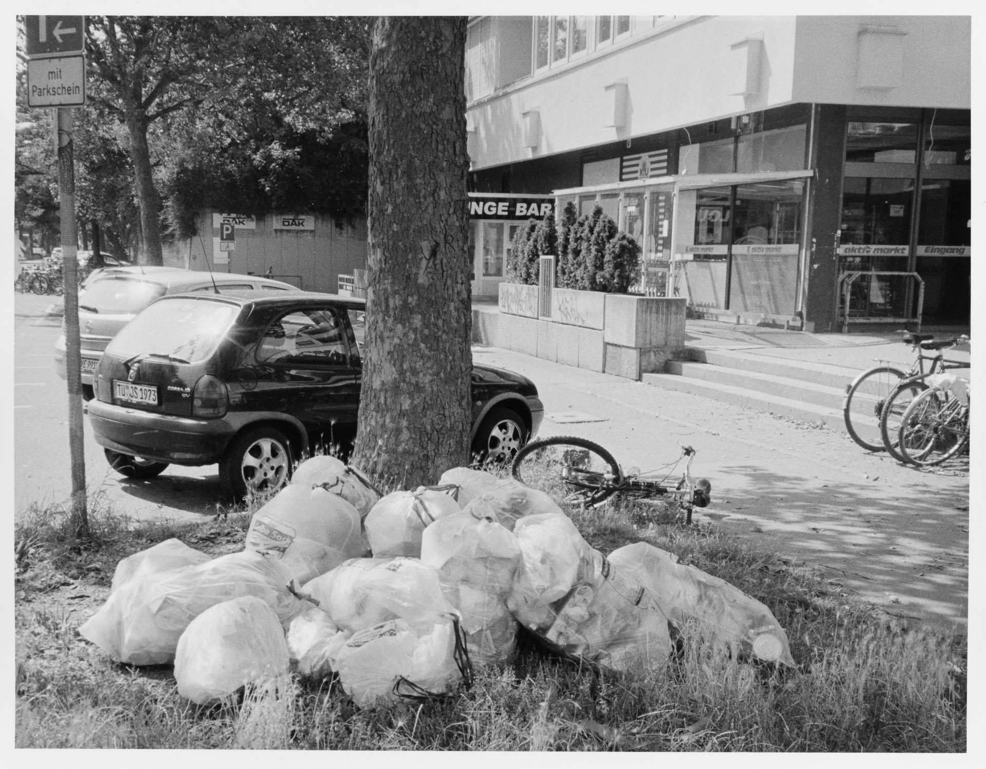 © Martin Frech: gelbe Säcke (Yashica T5, Kentmere 400, Kodak Xtol; Print auf Adox MCC 110 in Moersch ECO 4812)