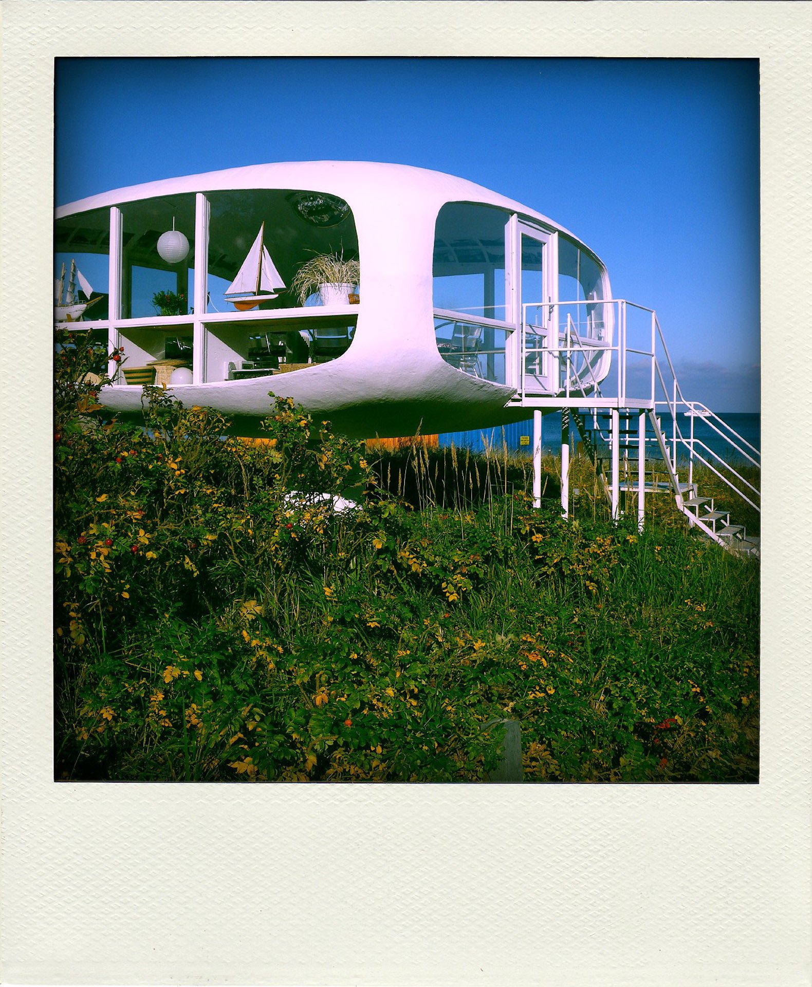 Farbbild: Der Rettungsturm 2 am Strand von Binz: Poladroid-Umrechnung (Foto: Martin Frech, 10/2008); 